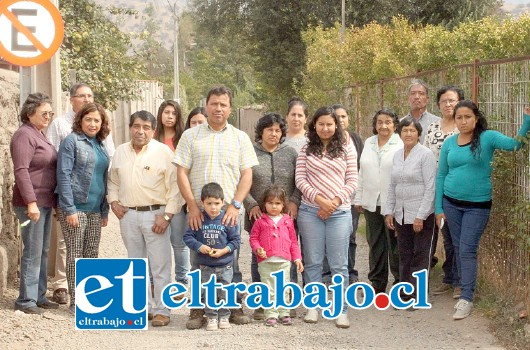 Ellos son parte de los vecinos de Pasaje Camilo Toro, quienes solicitan al Municipio se les atienda en esta necesidad.