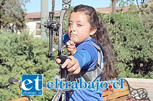 Se trata de Fernanda Lagos, joven deportista iquiqueña de tiro con arco que se está preparando en nuestra comuna para los clasificatorios de los Juegos Panamericanos.