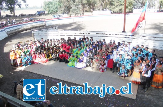 LOS PROTAGONISTAS.- Jóvenes sanfelipeños lograron el primer lugar en la 5ª Competencia Nacional Folclórica desarrollada en Duao.