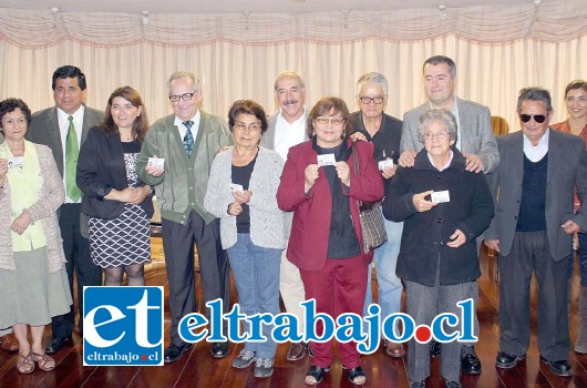 Junto a diversas autoridades, un grupo de beneficiarios del Pase del Adulto Mayor, el cual rebaja la tarifa de la locomoción, tanto local como interurbana.