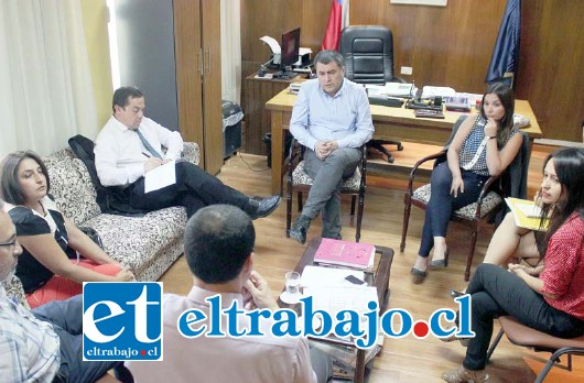 Diversas autoridades provinciales se reunieron con el Gobernador León para discutir sobre el proceso de validación y entrega de la TNE a los estudiantes de la zona.