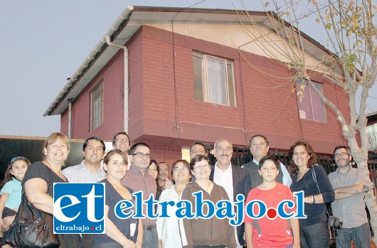 SEDE VECINAL.- Las autoridades municipales, directiva de la sede vecinal y algunos vecinos, posaron para las cámaras de Diario El Trabajo con el edificio al fondo.