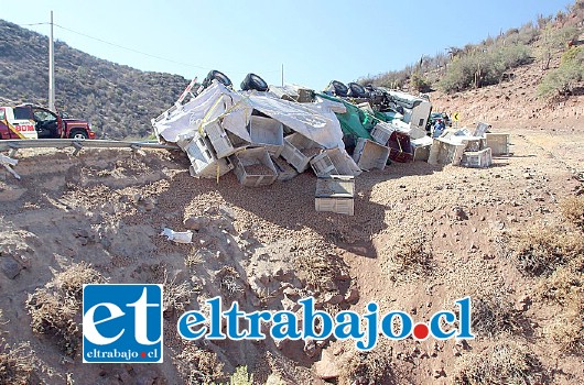 Volcado de costado y prácticamente colgando de una quebrada quedó el camión, con su cargamento de nueces esparcido por el suelo.