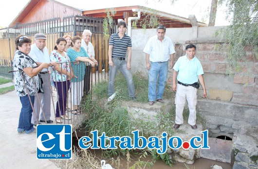 Tal como lo muestran estos vecinos, las autoridades taparon el legendario canal que durante más de 80 años suministró agua para sus árboles y plantas.