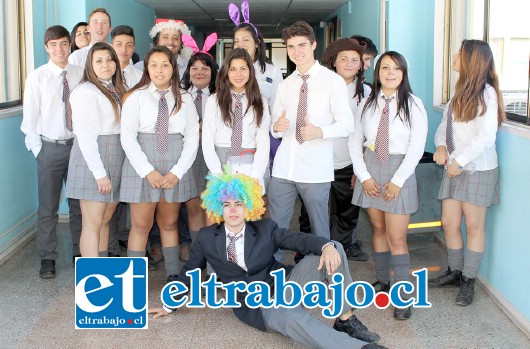 Varios alumnos del liceo Roberto Humeres llegaron al Hospital San Camilo a celebrar Pascua de Resurrección con los niños que se encuentran hospitalizados.