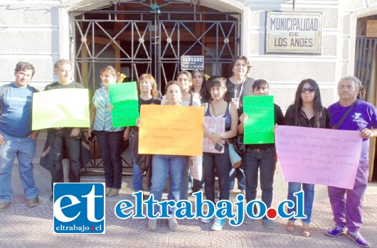 Son 22 artesanos los que exigen al municipio que les permitan vender sus productos en la plaza de armas, considerando que otras dos agrupaciones de artesanos sí lo podrán hacer.