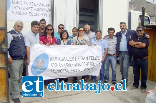 Los dirigentes locales Nelson Leiva y Wladimir Tapia junto a funcionarios municipales de Chañaral que recibieron la ayuda enviada por los sanfelipeños.