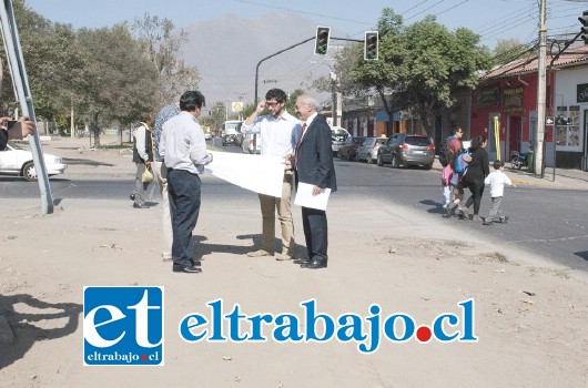 El Alcalde Freire en terreno concretando el proyecto de ciclovías para la comuna.