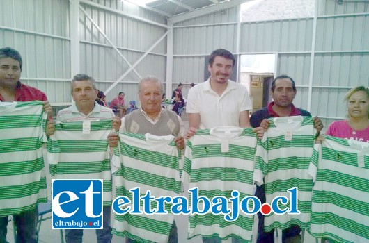 Juan Carlos Monasterio junto a representantes del Libertad de Guzmanes muestran su nueva indumentaria deportiva a Diario El Trabajo.