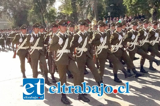 El escuadrón de Carabineros desfila frente a la ciudadanía por calle Salinas en San Felpe.