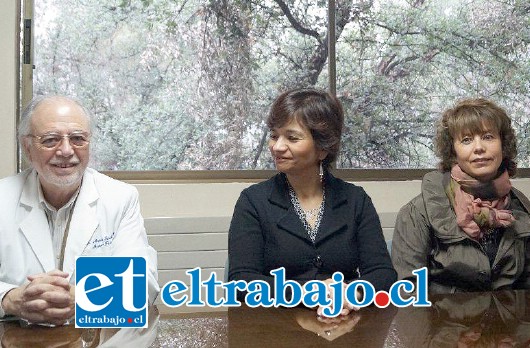 El Director saliente, Dr. Néstor Iribarra, junto a la Directora de Salud, Wilma Olave y la nueva Directora del HSC, Jeannette de la Barrera.