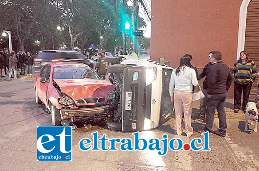 El accidente se habría provocado ya que uno de los conductores no habría respetado la luz roja.