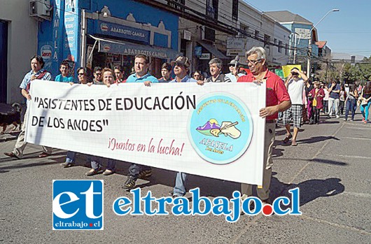 Entre las demandas se encuentra mejorar el sueldo de los asistentes de la educación que es el sueldo mínimo.