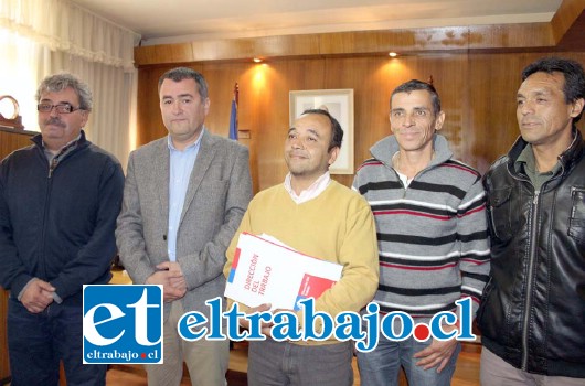 El representante de Salud, Sergio Espinoza, junto al Gobernador Eduardo León y los dirigentes de los trabajadores. Todos contentos tras llegar a acuerdo.