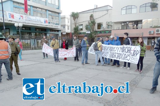 Los trabajadores llegaron muy temprano con el objetivo de tomarse la Gobernación, iniciativa que fue abortada por Carabineros.