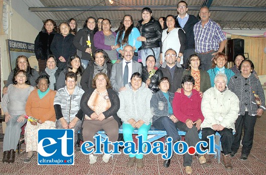 REGALONEADAS.- Las madres de El Asiento también fueron agasajadas por su junta vecinal y el Concejo Municipal de San Felipe, en el marco del Día de las Madres.