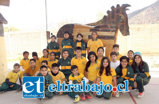 CABALLO DE MADERA.- Este es el famoso ‘Caballo de Troya’ de la escuela, los niños lo cuidan con esmero y juegan diariamente.