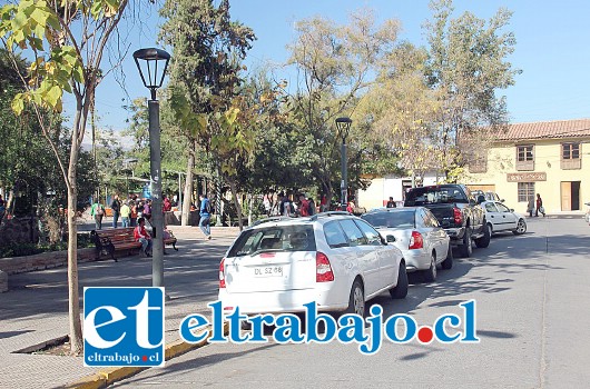 Desde el viernes, el municipio retiró la señalética que prohibía estacionar en el costado oriente de la calle Prat Poniente, frente al Mercado Dolores Otero.