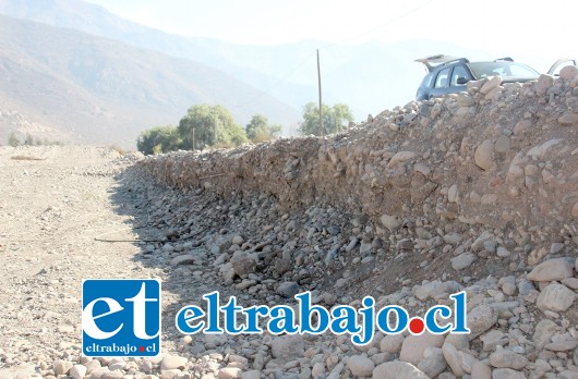 Las intensas lluvias podrían provocar estragos en las poblaciones aledañas al Estero Seco debido a la acumulación de agua en este muro.