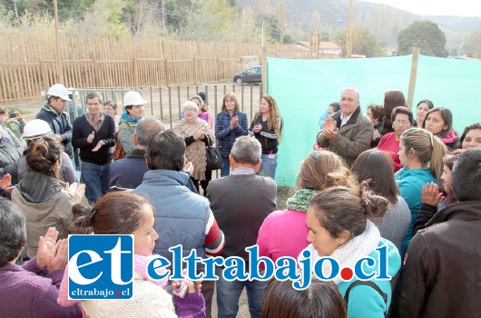 Vecinos emocionados aplaudieron la concreción del sueño de la casa propia.