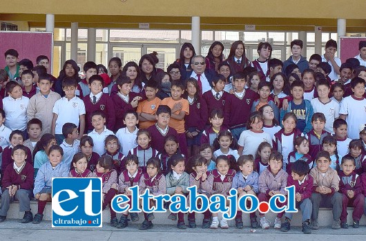 ALEGRÍA LLAÝLLAÍNA.- Ellos son parte de los 230 estudiantes de esta céntrica escuela llayllaína, quienes posaron para nuestras cámaras.