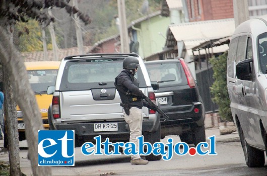 Nuestras cámaras captaron in fraganti a personal de la PDI cuando entró fuertemente armado a una vivienda en el Pasaje 3 de la Población Santa Rita en busca, presumiblemente, de droga.