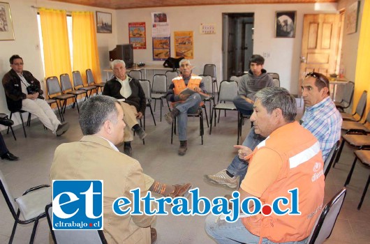 El gobernador se reunió con pirquineros putaendinos para ayudarlos en el conflicto que enfrentan con Ganadera Tongoy.