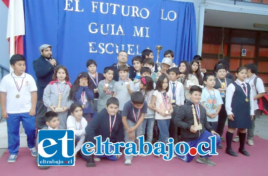 GENIOS DEL AJEDREZ.- Con mucha intensidad se vivió el 7º Torneo Escolar de Ajedrez en la Escuela Buen Pastor de San Felipe, jugadores y profesores posan para las cámaras de Diario El Trabajo.