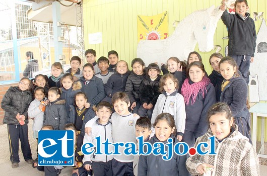 UNICORNIO DE MASCOTA.- Los niños de la Escuela San José de Catemu, muestran orgullosos su Unicornio blanco.