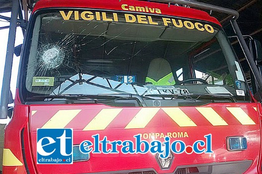 Antisociales lanzaron piedras al camión de Bomberos cuando se dirigía a un incendio en las Vizcachas, resultando un voluntario con heridas leves.