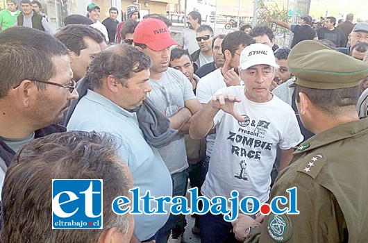 Diversos enfrentamientos provocó el bloqueo que realizaron camioneros en la salida del Puerto Terrestre. (Foto: Alejandro Cortés Piffaut).