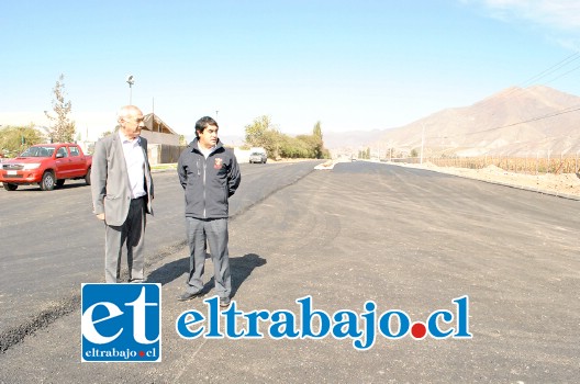 El Alcalde Patricio Freire y el Secretario Comunal de Planificación, Claudio Paredes, visitando a las obras de pavimentación de la Avenida Chercán Tapia.