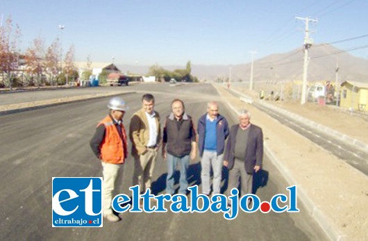 Ayer jueves el Alcalde Freire, Gobernador León y Concejales Rodríguez y Covarrubias visitaron las obras de la Avenida Chercán Tapia.