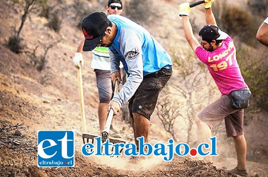 Sin pausas un grupo de jóvenes trabaja en la construcción de la pista por donde, a gran velocidad pasarán los especialistas en el DHI.