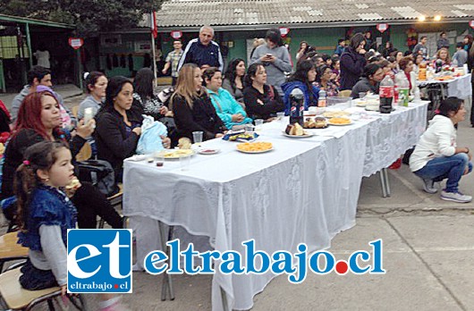 La actividad fue organizada por los docentes y alumnos de la escuela, quienes presentaron diversos actos para las asistentes.