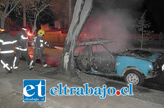 Si bien Bomberos llegó al lugar, no pudieron ayudar evitar los daños, pues sólo pudieron extinguir el fuego que ya había consumido el interior del automóvil.