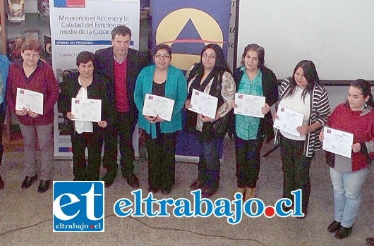 Son 34 mujeres las que recibieron sus certificados que acreditan su participación en los cursos de los oficios de Pastelería y Auxiliar de Administración.