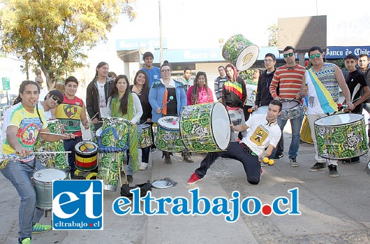 SENSACIONALES.- Ellos son parte de los chicos de Batucada Desideirus San Felipe, aún no tienen un año como grupo, y ya son sensación en los carnavales nacionales.