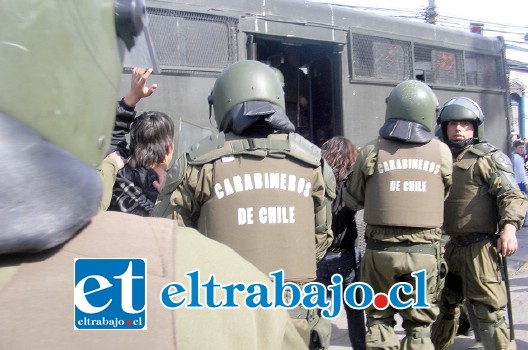 Los trece estudiantes que se manifestaban en el Puente El Rey de San Felipe fueron detenidos por desórdenes públicos, siendo trasladados hasta la Unidad Policial. (Foto Archivo).