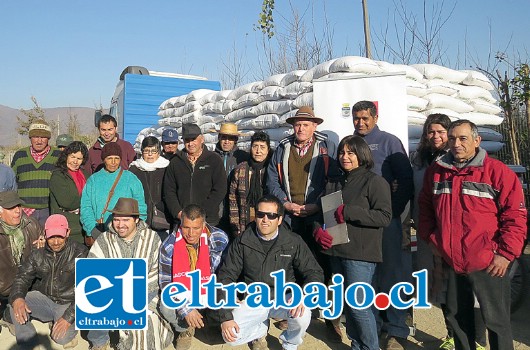 Prodesal entregó 540 sacos de alimento para ganado y aves, favoreciendo a 28 usuarios para que puedan enfrentar el invierno de mejor manera.