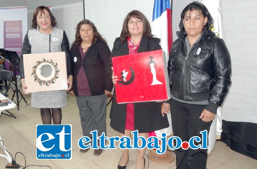 Dos alumnas del Taller de mueblería, hicieron entrega, a la Gobernadora y la Directora del Sernam, de botiquines que representan el trabajo desarrollado en el taller.