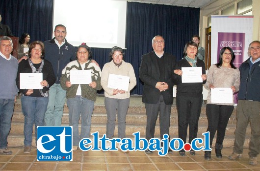 El alcalde Guillermo Reyes junto a mujeres beneficiadas en la ceremonia oficial de egreso del Programa Jefas de Hogar 2014.