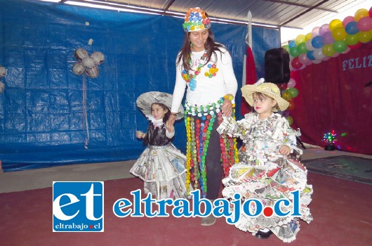 El jardín Infantil Campanita celebró su sexto aniversario junto a sus párvulos, docentes y apoderados con un hermoso desfile de modas con ropas hechas de material reciclado.