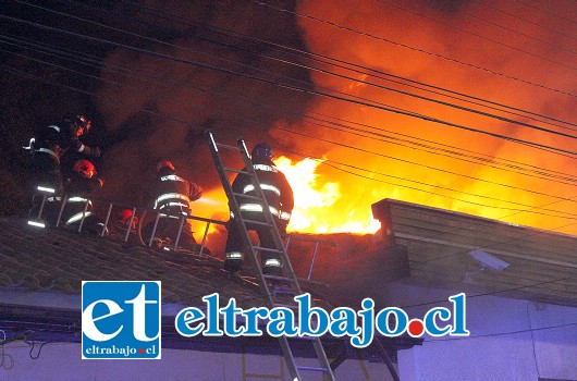 INFERNAL.- Muy duro debió trabajar bomberos para controlarlo el incendio, recursos técnicos y humanos no faltaron, la experiencia ayudó a evitar algo peor.