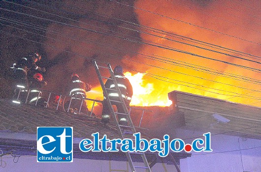 El fuego consumió un 50% de la estructura frontal de la casa de acogida para mujeres víctimas de violencia intrafamiliar provista por el Sernam.