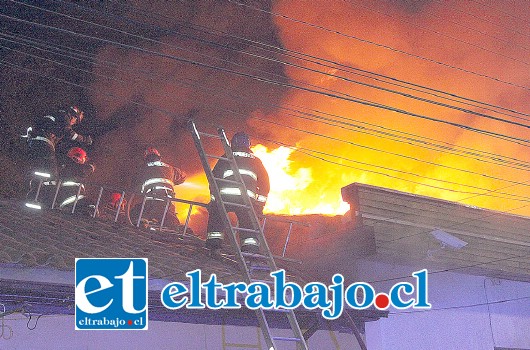 La noche de este lunes se desató un incendio en la casa de acogida ubicada en calle San Martín, la primera hipótesis según las pericias policiales, apunta a que sería responsabilidad de dos menores que habrían ocasionado el fuego.