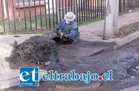 MUCHA BASURA.- Este empleado, quien labora para Cora Sanguineti, limpió la mañana de ayer parte de la tubería obstruida, sin embargo de nada sirve.