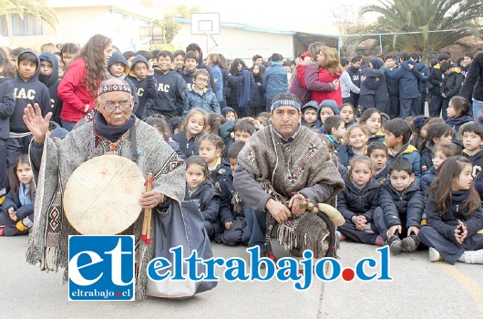 INVITADOS DE LUJO.- Ellos fueron los invitados especiales del evento, el facilitador intercultural Juan Vielma y el Lonco Isaac Canio, ambos representantes de pueblos nómadas originarios.