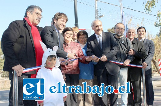 Autoridades y vecinos realizan el tradicional corte de cinta que da por inaugurado el mejoramiento del Camino Los Molles.