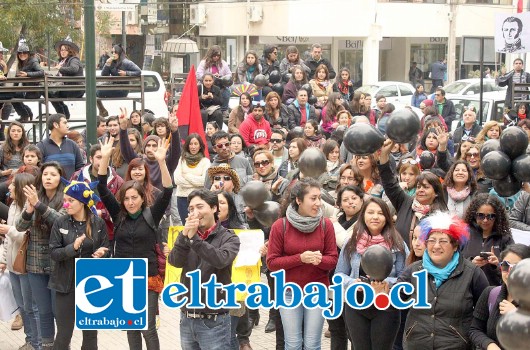 EN PARO.- Unos 480 profesores se dieron cita en la Plaza de Armas ayer martes. Este movimiento es indefinido y será revisado cuando la protesta cumpla cinco días, o sea, este viernes.